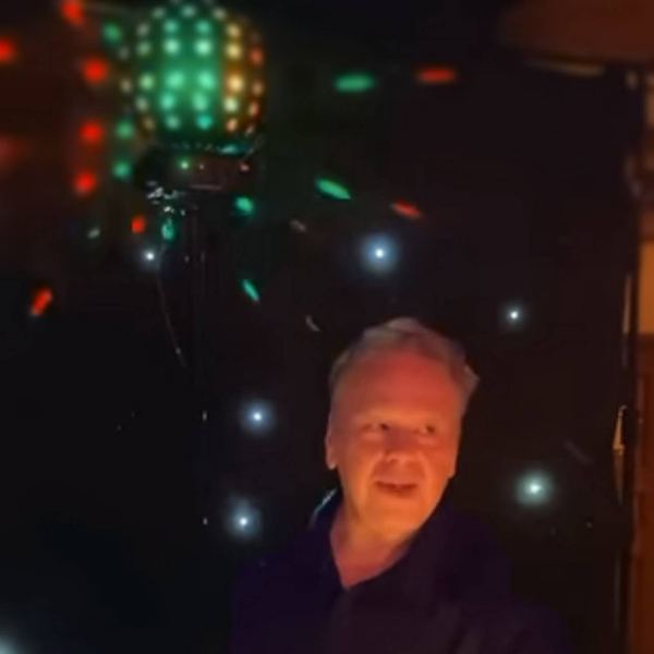 DJ Arnold Mulder achter de draaitafel