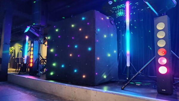 DJ-booth met licht en geluid